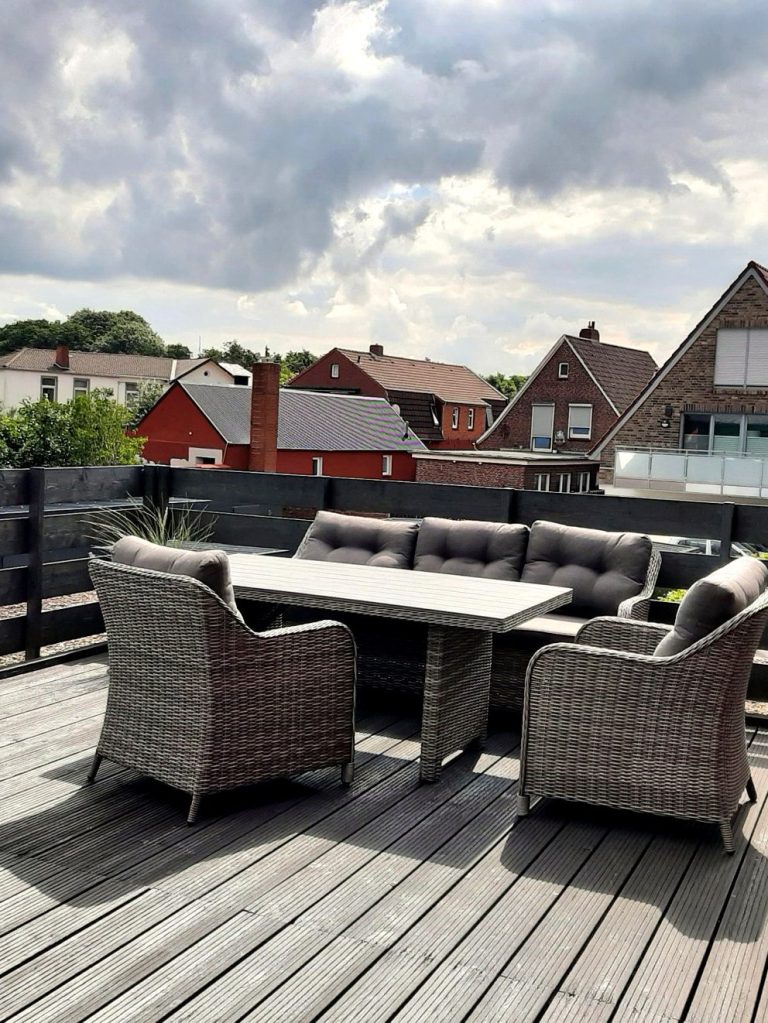 Große Dachterrasse mit Sitzgruppe der Ferienwohnung Tillmanns Stadtlounge im Zentrum von Norden nahe Norddeich.