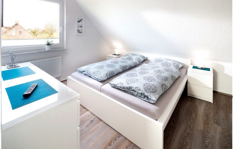 Helles Schlafzimmer der Ferienwohnung Tillmanns Pusteblume in Norddeich nahe dem Strand der Nordsee.